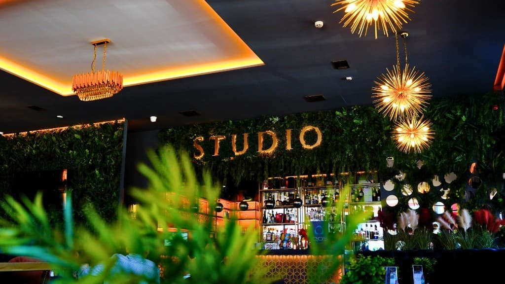 Šank i enterijer Caffe Bar Studio